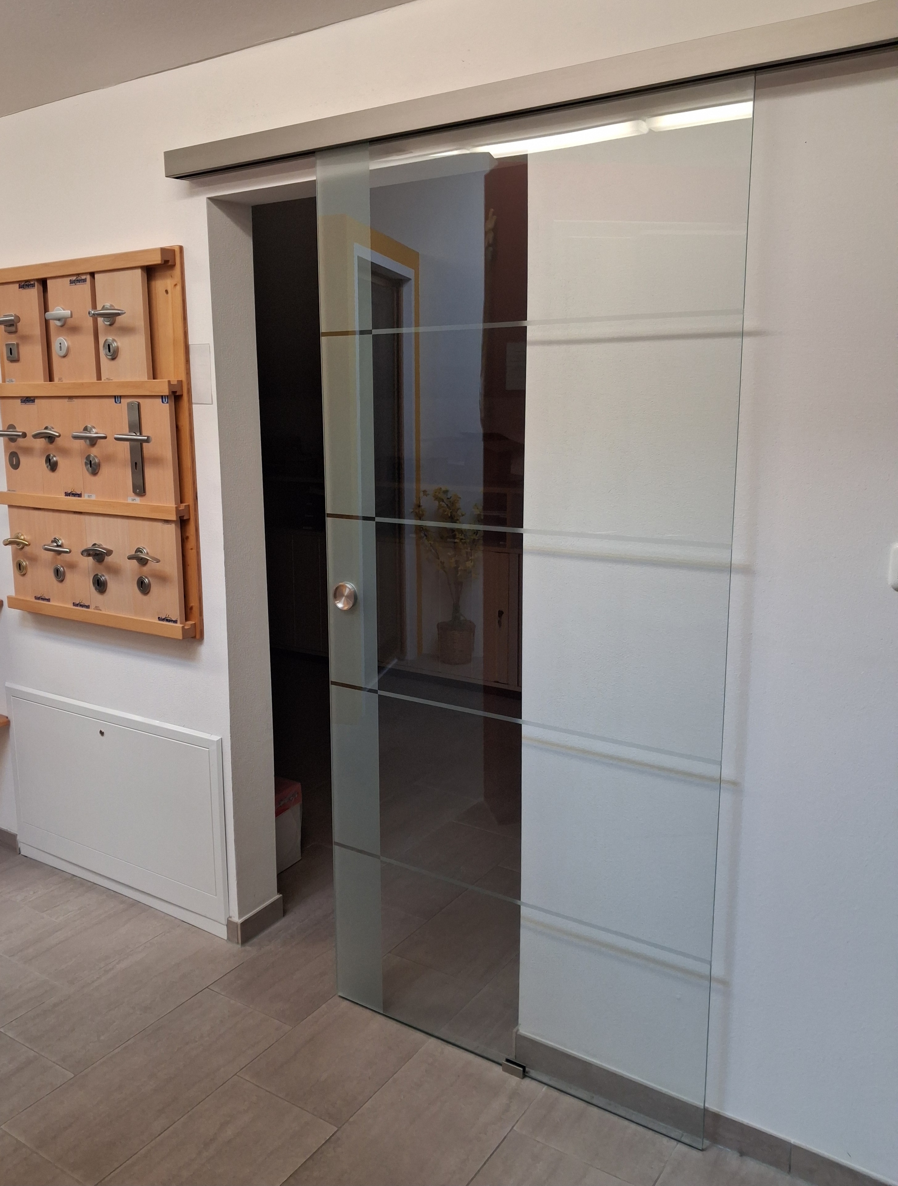 Ganzglas-Schiebetüre_Ausstellung